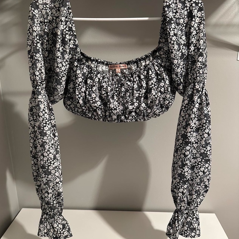 Elegant Black and White Floral Crop Top - Picture 2 of 2